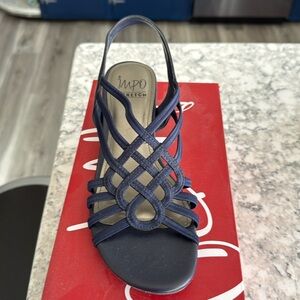 Size 8M navy blue dress shoes. Worn once for a wedding.